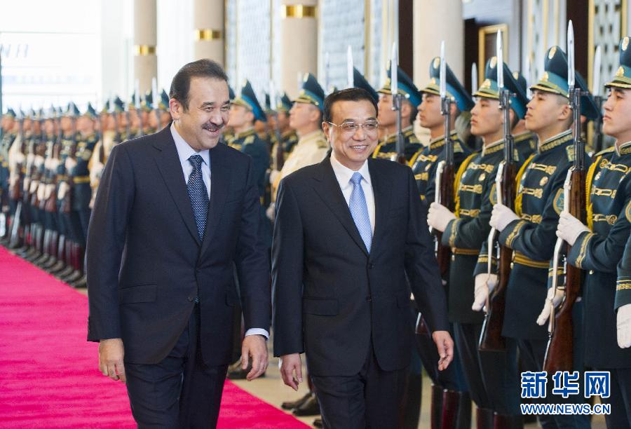 12月14日，應哈薩克斯坦共和國總理馬西莫夫邀請，國務院總理李克強乘專機抵達阿斯塔納國際機場，開始對哈薩克斯坦進行正式訪問，舉行中哈總理第二次定期會晤，并出席上海合作組織成員國政府首腦理事會第十三次會議。馬西莫夫到機場迎接李克強，并舉行隆重的歡迎儀式。新華社記者 黃敬文 攝