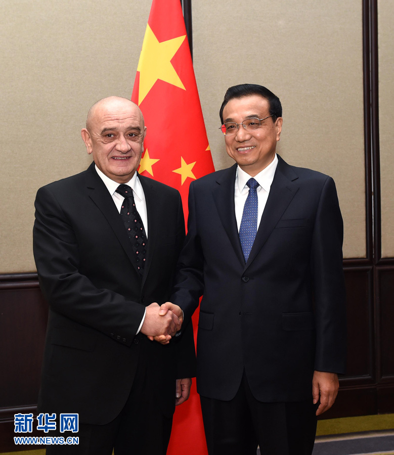 12月16日,中國(guó)國(guó)務(wù)院總理李克強(qiáng)在貝爾格萊德會(huì)見(jiàn)波黑部長(zhǎng)會(huì)議主席貝萬(wàn)達(dá)。 新華社記者 饒愛(ài)民 攝 12月16日,中國(guó)國(guó)務(wù)院總理李克強(qiáng)在貝爾格萊德會(huì)見(jiàn)波黑部長(zhǎng)會(huì)議主席貝萬(wàn)達(dá)。 新華社記者 饒愛(ài)民 攝