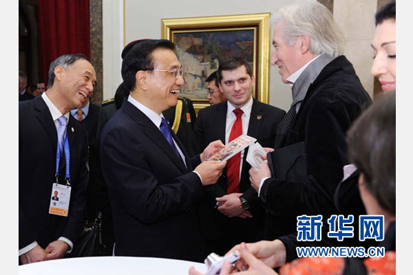 12月18日，中國國務院總理李克強在貝爾格萊德市政廳接受&ldquo;貝爾格萊德榮譽市民&rdquo;證書，塞爾維亞總理武契奇陪同出席。隨后，李克強同塞各界知名人士親切會見并互動交流。這是李克強同電影《瓦爾特保衛薩拉熱窩》的演員薩馬爾季奇親切交談。新華社記者 饒愛民 攝