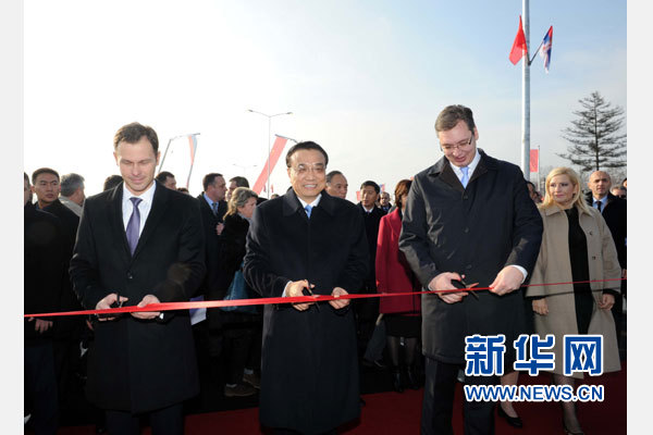 12月18日，中國(guó)國(guó)務(wù)院總理李克強(qiáng)在貝爾格萊德同塞爾維亞總理武契奇共同出席貝爾格萊德跨多瑙河大橋竣工儀式。這是李克強(qiáng)與武契奇為新建成的大橋剪彩。新華社記者 饒愛民 攝