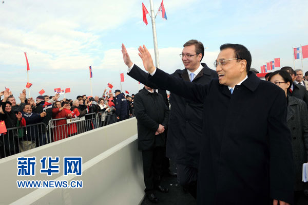 12月18日，中國(guó)國(guó)務(wù)院總理李克強(qiáng)在貝爾格萊德同塞爾維亞總理武契奇共同出席貝爾格萊德跨多瑙河大橋竣工儀式。這是李克強(qiáng)與武契奇在儀式現(xiàn)場(chǎng)向塞爾維亞群眾揮手致意。新華社記者 饒愛民 攝