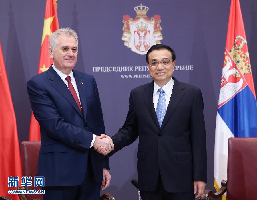 12月18日，中國國務(wù)院總理李克強(qiáng)在貝爾格萊德會見塞爾維亞總統(tǒng)尼科利奇。 新華社記者姚大偉攝