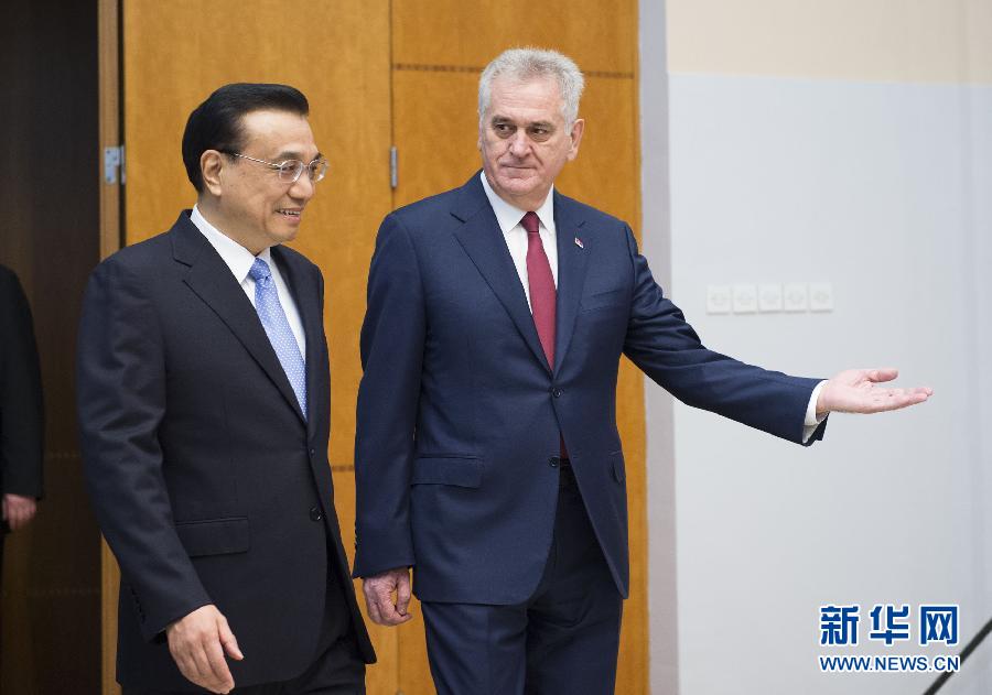 12月18日，國務(wù)院總理李克強(qiáng)在貝爾格萊德會見塞爾維亞總統(tǒng)尼科利奇。 新華社記者 黃敬文 攝 