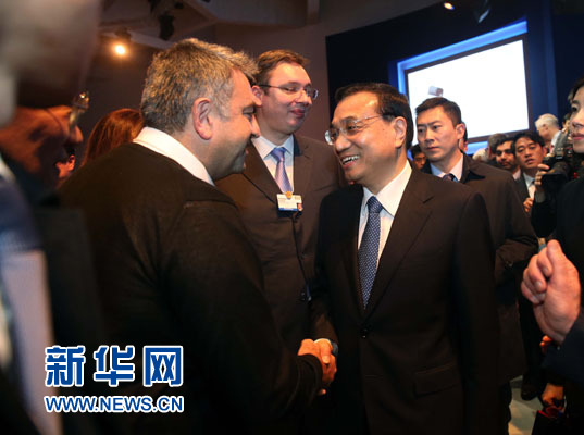 1月21日，中國國務院總理李克強在瑞士達沃斯舉行的世界經濟論壇全會發(fā)表特別致辭并回答提問。這是李克強在致辭后同與會嘉賓親切交談。新華社記者 劉衛(wèi)兵 攝