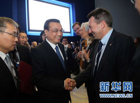 1月21日，中國國務院總理李克強在瑞士達沃斯舉行的世界經濟論壇全會發(fā)表特別致辭并回答提問。這是李克強在致辭前同與會嘉賓親切交談。新華社記者 劉衛(wèi)兵 攝