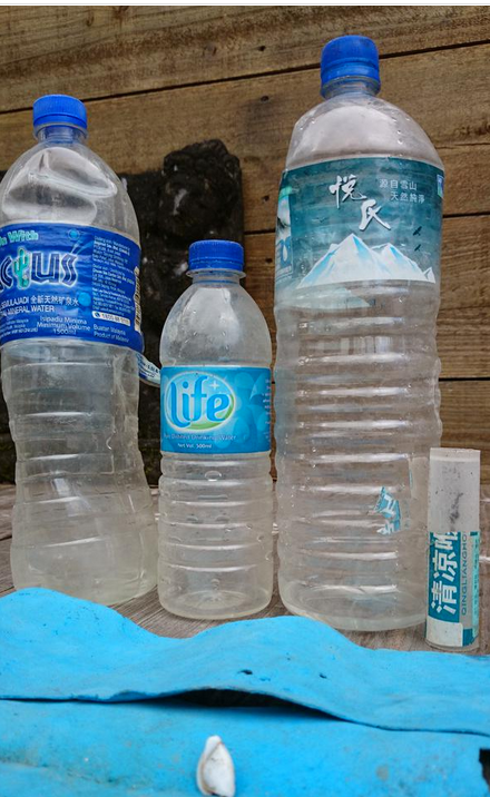 MH370之謎新證據？留尼汪島現兩馬來礦泉水瓶 一中國藥膏
