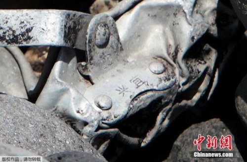 圖為疑似飛機(jī)金屬殘片上刻有中文&ldquo;宜興&rdquo;兩字。