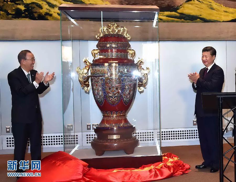 9月27日，國家主席習(xí)近平在紐約出席中國向聯(lián)合國贈(zèng)送&ldquo;和平尊&rdquo;儀式。聯(lián)合國秘書長潘基文出席。 新華社記者 李濤 攝 