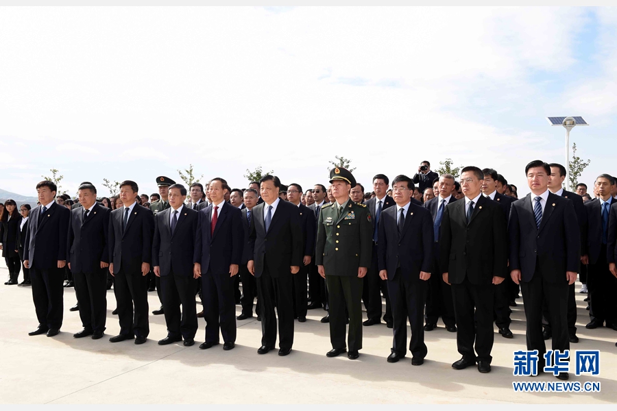 10月11日,中共中央政治局常委、中央書記處書記劉云山專程趕赴安州祭掃中國人民志愿軍烈士陵園,向中國人民志愿軍烈士敬獻(xiàn)花籃并默哀。 新華社記者 饒愛民 攝 10月11日,中共中央政治局常委、中央書記處書記劉云山專程趕赴安州祭掃中國人民志愿軍烈士陵園,向中國人民志愿軍烈士敬獻(xiàn)花籃并默哀。 新華社記者 饒愛民 攝