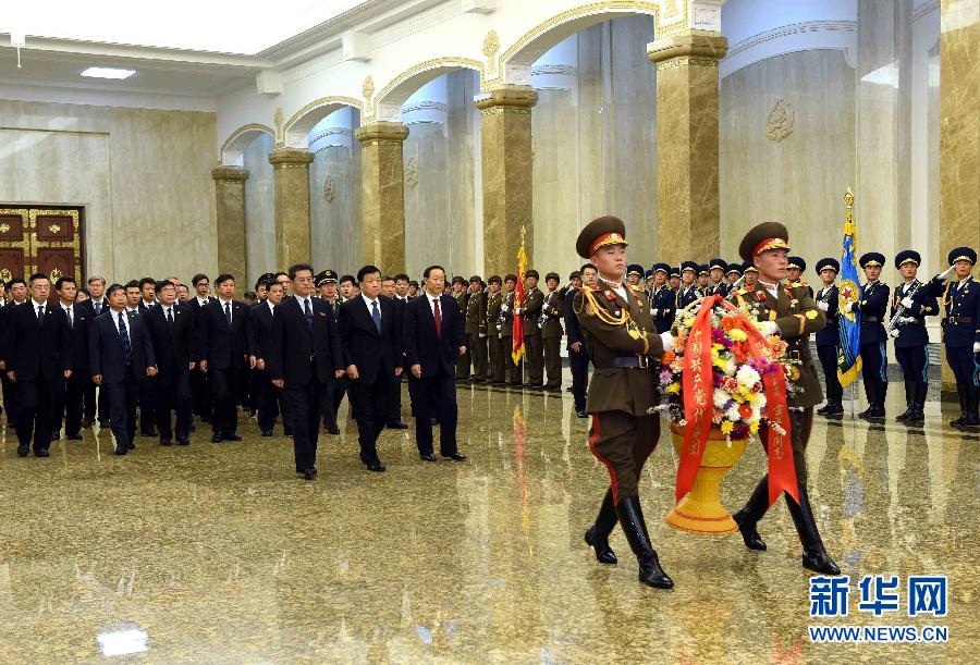 10月11日,中共中央政治局常委、中央書記處書記劉云山前往錦繡山太陽宮,向金日成主席和金正日總書記塑像敬獻(xiàn)花籃。 新華社記者饒愛民攝 10月11日,中共中央政治局常委、中央書記處書記劉云山前往錦繡山太陽宮,向金日成主席和金正日總書記塑像敬獻(xiàn)花籃。 新華社記者饒愛民攝