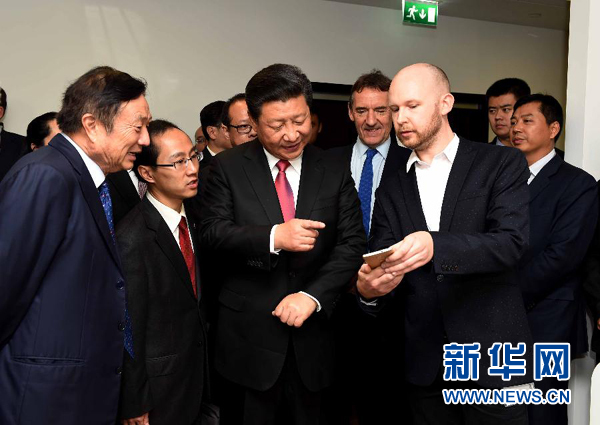 10月21日，國家主席習(xí)近平在倫敦參觀華為英國公司。 新華社記者 饒愛民 攝