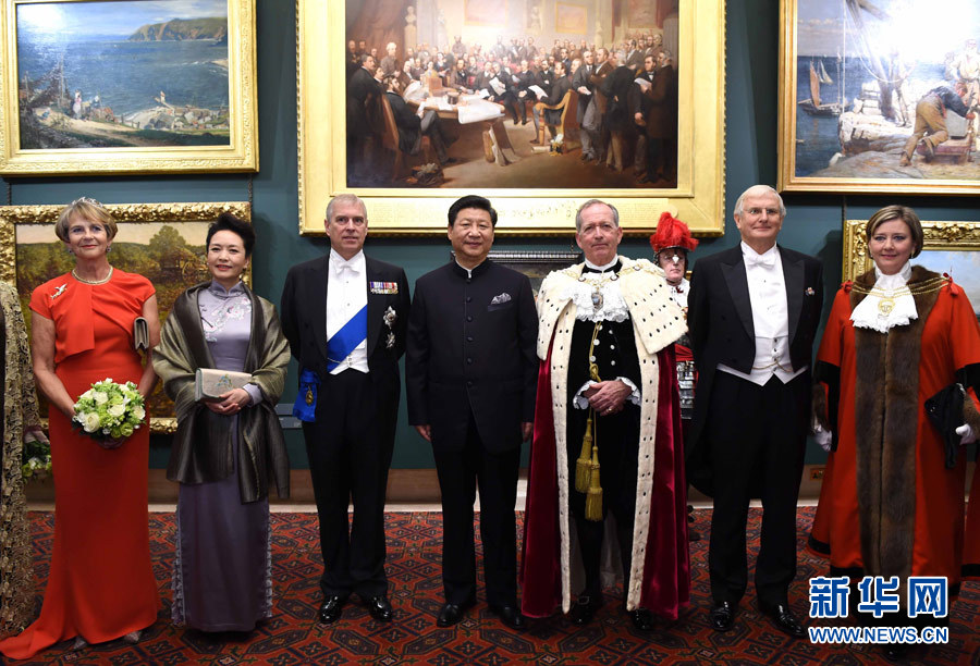 當?shù)貢r間10月21日，國家主席習近平在倫敦金融城市政廳發(fā)表題為《共倡開放包容共促和平發(fā)展》的重要演講。這是習近平和夫人彭麗媛同嘉賓合影。 新華社記者 饒愛民 攝