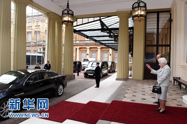 10月22日，國家主席習(xí)近平和夫人彭麗媛離開白金漢宮。離開前，英國女王伊麗莎白二世和丈夫菲利普親王專門前來同習(xí)近平夫婦親切話別。新華社記者 饒愛民 攝 