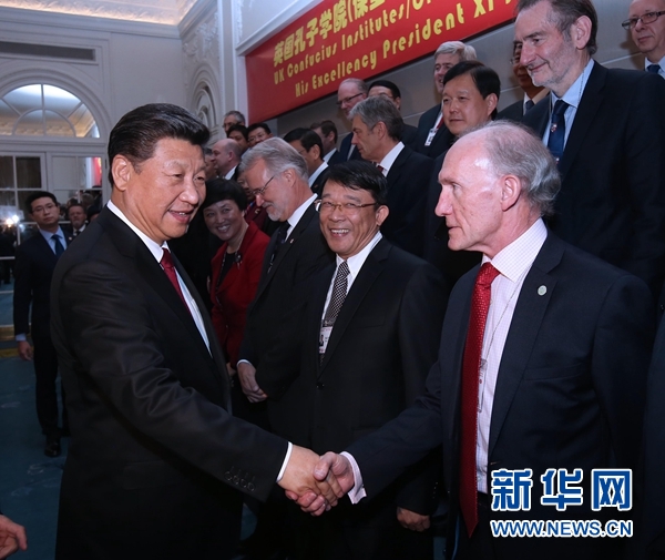 10月22日，國家主席習(xí)近平在倫敦出席全英孔子學(xué)院和孔子課堂年會開幕式。這是習(xí)近平同參加開幕式的嘉賓親切交談。 新華社記者 龐興雷 攝 