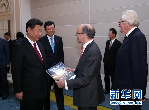 10月22日，國家主席習近平在倫敦集體會見英國前首相布朗等英國友人。新華社記者 龐興雷 攝 