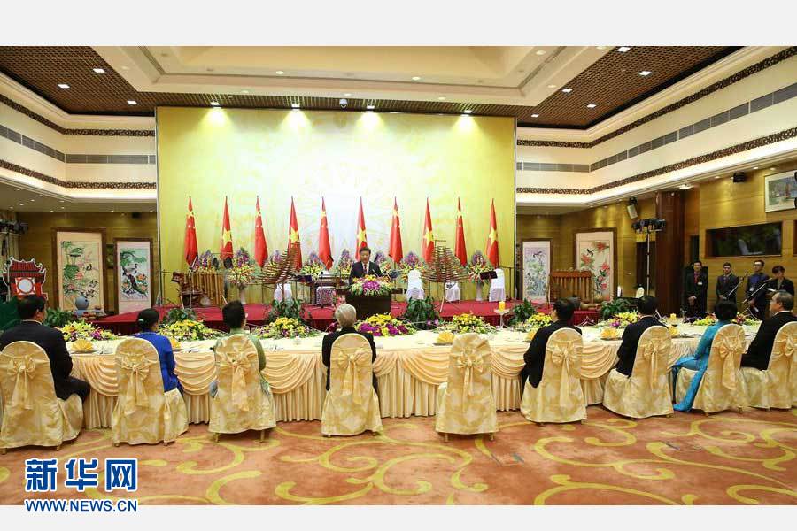 11月5日，中共中央總書(shū)記、國(guó)家主席習(xí)近平和夫人彭麗媛出席越共中央總書(shū)記阮富仲和越南國(guó)家主席張晉創(chuàng)在河內(nèi)國(guó)際會(huì)議中心舉行的盛大歡迎晚宴。新華社記者 龐興雷 攝 