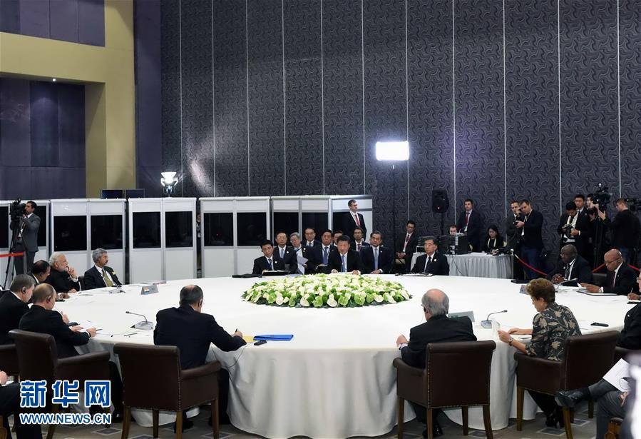  11月15日，金磚國家領導人非正式會晤在土耳其安塔利亞舉行，中國國家主席習近平、俄羅斯總統(tǒng)普京、印度總理莫迪、南非總統(tǒng)祖馬、巴西總統(tǒng)羅塞夫出席。習近平在會上發(fā)表題為《開拓機遇應對挑戰(zhàn)》的重要講話。 新華社記者 饒愛民 攝 