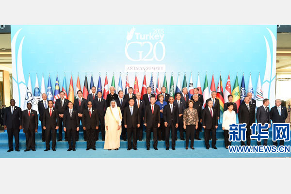 11月15日，二十國(guó)集團(tuán)領(lǐng)導(dǎo)人第十次峰會(huì)在土耳其安塔利亞舉行。國(guó)家主席習(xí)近平出席并發(fā)表題為《創(chuàng)新增長(zhǎng)路徑共享發(fā)展成果》的重要講話。這是習(xí)近平主席同與會(huì)領(lǐng)導(dǎo)人合影。 新華社記者 李學(xué)仁 攝