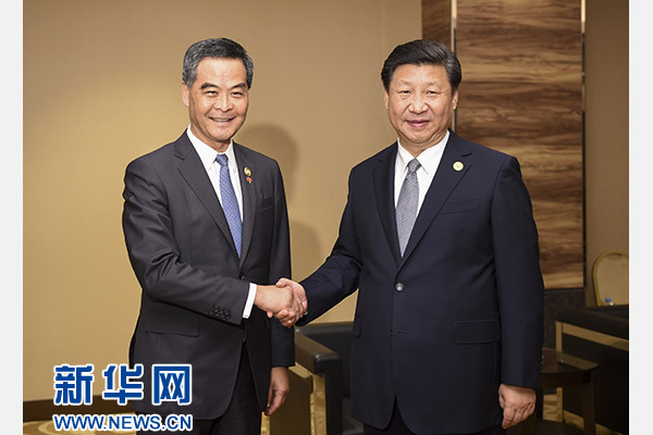 11月18日，國家主席習近平在菲律賓馬尼拉會見前來出席亞太經合組織第二十三次領導人非正式會議的香港特別行政區行政長官梁振英。新華社記者謝環馳攝