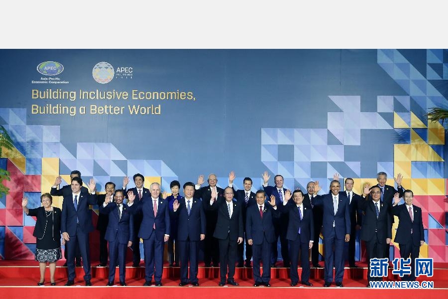 這是會(huì)議開(kāi)始前，國(guó)家主席習(xí)近平同其他亞太經(jīng)合組織成員經(jīng)濟(jì)體領(lǐng)導(dǎo)人、代表合影。 新華社記者 姚大偉 攝