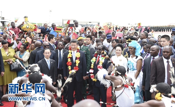12月1日，中國國家主席習(xí)近平乘專機(jī)抵達(dá)津巴布韋首都哈拉雷，開始對(duì)津巴布韋進(jìn)行國事訪問。津巴布韋總統(tǒng)穆加貝在機(jī)場舉行隆重歡迎儀式。這是當(dāng)?shù)孛癖娞饸g快熱情的傳統(tǒng)舞蹈，歡迎習(xí)近平和彭麗媛到訪。新華社記者 謝環(huán)馳 攝 