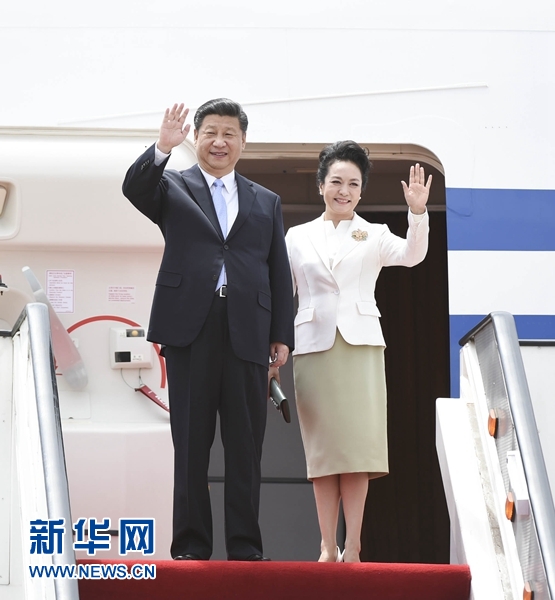 12月1日，中國國家主席習(xí)近平乘專機(jī)抵達(dá)津巴布韋首都哈拉雷，開始對(duì)津巴布韋進(jìn)行國事訪問。津巴布韋總統(tǒng)穆加貝在機(jī)場舉行隆重歡迎儀式。這是習(xí)近平和夫人彭麗媛向歡迎人群揮手致意。新華社記者 謝環(huán)馳 攝 