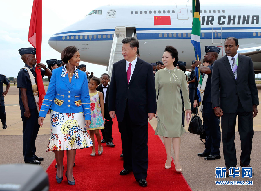 12月2日,國家主席習近平抵達南非首都比勒陀利亞,開始對南非進行國事訪問。南非外長馬沙巴內等政府高級官員到機場迎接習近平和夫人彭麗媛。新華社記者蘭紅光攝 12月2日,國家主席習近平抵達南非首都比勒陀利亞,開始對南非進行國事訪問。南非外長馬沙巴內等政府高級官員到機場迎接習近平和夫人彭麗媛。新華社記者蘭紅光攝