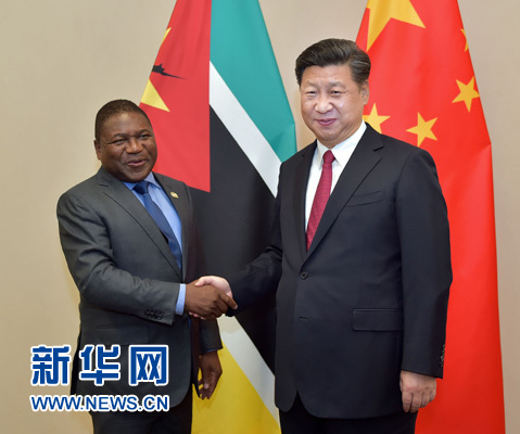12月3日，國(guó)家主席習(xí)近平在約翰內(nèi)斯堡會(huì)見莫桑比克總統(tǒng)紐西。新華社記者 李濤 攝 