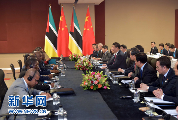 12月3日，國(guó)家主席習(xí)近平在約翰內(nèi)斯堡會(huì)見莫桑比克總統(tǒng)紐西。新華社記者 李濤 攝 