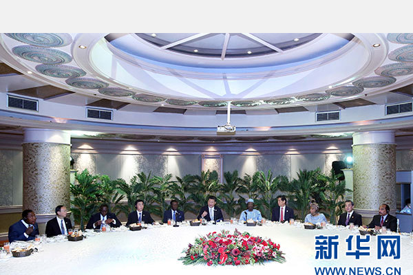 12月5日,國家主席習(xí)近平在約翰內(nèi)斯堡再次集體會見17位非洲國家領(lǐng)導(dǎo)人。 新華社記者 姚大偉 攝 12月5日,國家主席習(xí)近平在約翰內(nèi)斯堡再次集體會見17位非洲國家領(lǐng)導(dǎo)人。 新華社記者 姚大偉 攝