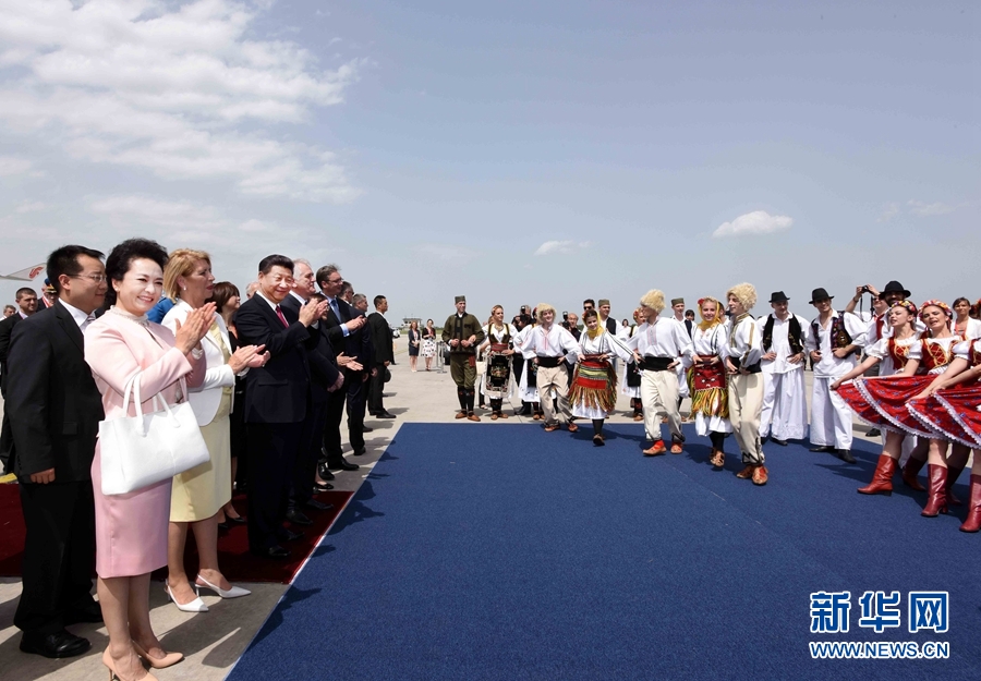 6月17日，國(guó)家主席習(xí)近平乘專機(jī)抵達(dá)貝爾格萊德，開(kāi)始對(duì)塞爾維亞共和國(guó)進(jìn)行國(guó)事訪問(wèn)。塞爾維亞民眾跳起歡快熱情的傳統(tǒng)舞蹈科羅舞熱烈歡迎習(xí)近平和夫人彭麗媛到訪。新華社記者 饒愛(ài)民 攝 