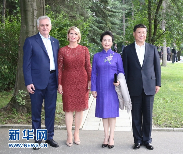 當地時間6月17日,國家主席習近平同塞爾維亞總統尼科利奇在貝爾格萊德舉行會晤。這是習近平和夫人彭麗媛同尼科利奇夫婦在和平別墅合影。新華社記者 丁林 攝 當地時間6月17日,國家主席習近平同塞爾維亞總統尼科利奇在貝爾格萊德舉行會晤。這是習近平和夫人彭麗媛同尼科利奇夫婦在和平別墅合影。新華社記者 丁林 攝