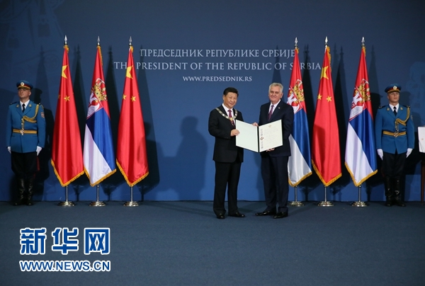 6月18日，國家主席習近平在貝爾格萊德同塞爾維亞總統尼科利奇舉行會談。會談后，尼科利奇向習近平授予塞爾維亞最高級別勛章&ldquo;共和國一級榮譽勛章&rdquo;，感謝習近平為中塞關系發展作出的杰出貢獻。新華社記者蘭紅光攝 