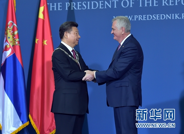 6月18日，國家主席習近平在貝爾格萊德同塞爾維亞總統尼科利奇舉行會談。會談后，尼科利奇向習近平授予塞爾維亞最高級別勛章&ldquo;共和國一級榮譽勛章&rdquo;，感謝習近平為中塞關系發展作出的杰出貢獻。新華社記者 李濤 攝 