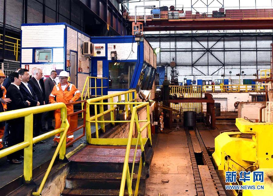 6月19日上午,國家主席習近平在貝爾格萊德參觀河鋼集團塞爾維亞斯梅代雷沃鋼廠。 新華社記者 饒愛民 攝 6月19日上午,國家主席習近平在貝爾格萊德參觀河鋼集團塞爾維亞斯梅代雷沃鋼廠。 新華社記者 饒愛民 攝