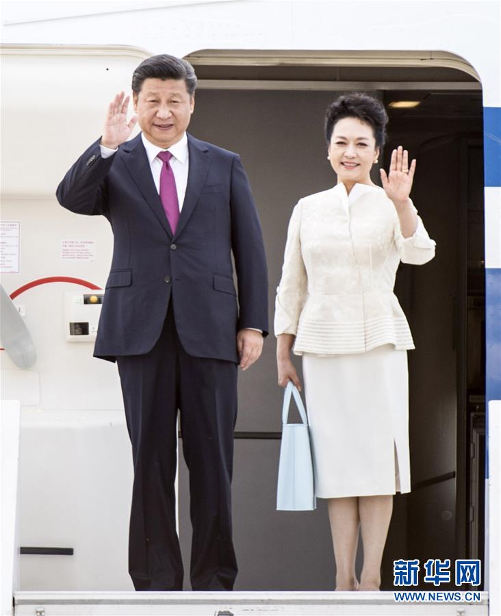 6月19日，國(guó)家主席習(xí)近平抵達(dá)華沙，開始對(duì)波蘭共和國(guó)進(jìn)行國(guó)事訪問(wèn)。這是習(xí)近平和夫人彭麗媛步出艙門。 新華社記者 謝環(huán)馳 攝 