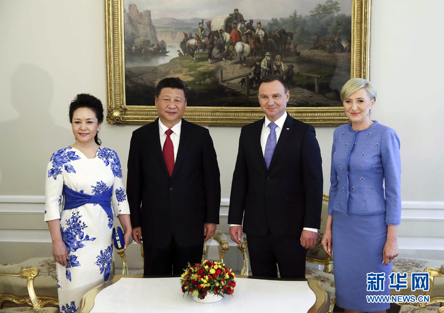 6月20日，國家主席習近平出席波蘭總統杜達在華沙總統府舉行的隆重歡迎儀式。歡迎儀式后，習近平和夫人彭麗媛同杜達和夫人阿加塔簡短寒暄。新華社記者 蘭紅光 攝