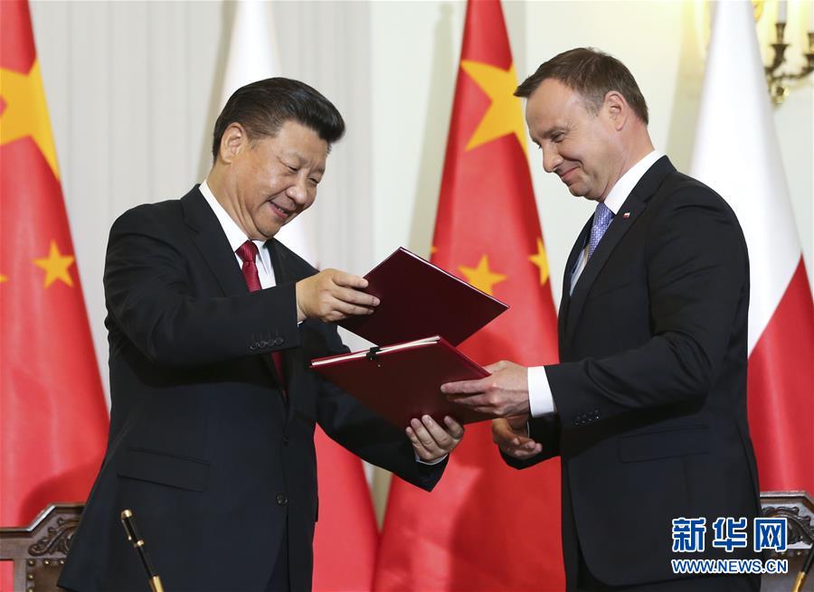 6月20日，國家主席習近平在華沙同波蘭總統(tǒng)杜達舉行會談。這是會談后，兩國元首共同簽署《中華人民共和國和波蘭共和國關于建立全面戰(zhàn)略伙伴關系的聯(lián)合聲明》。新華社記者蘭紅光攝