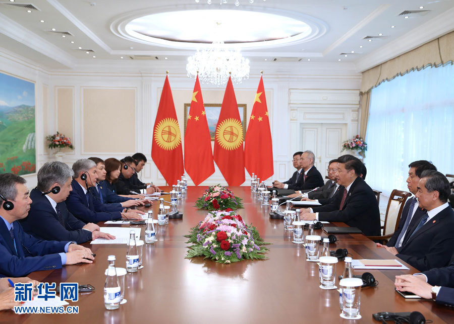 6月24日,國(guó)家主席習(xí)近平在烏茲別克斯坦塔什干會(huì)見(jiàn)吉爾吉斯斯坦總統(tǒng)阿坦巴耶夫。 新華社記者 馬占成 攝 6月24日,國(guó)家主席習(xí)近平在烏茲別克斯坦塔什干會(huì)見(jiàn)吉爾吉斯斯坦總統(tǒng)阿坦巴耶夫。 新華社記者 馬占成 攝