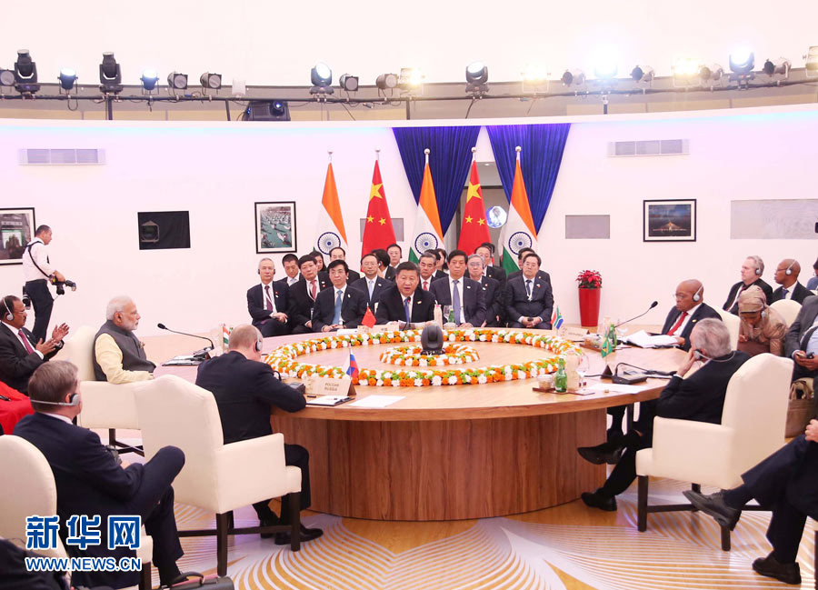 10月16日,金磚國(guó)家領(lǐng)導(dǎo)人第八次會(huì)晤在印度果阿舉行。中國(guó)國(guó)家主席習(xí)近平、印度總理莫迪、南非總統(tǒng)祖馬、巴西總統(tǒng)特梅爾、俄羅斯總統(tǒng)普京出席。習(xí)近平發(fā)表題為《堅(jiān)定信心 共謀發(fā)展》的重要講話。新華社記者姚大偉攝 10月16日,金磚國(guó)家領(lǐng)導(dǎo)人第八次會(huì)晤在印度果阿舉行。中國(guó)國(guó)家主席習(xí)近平、印度總理莫迪、南非總統(tǒng)祖馬、巴西總統(tǒng)特梅爾、俄羅斯總統(tǒng)普京出席。習(xí)近平發(fā)表題為《堅(jiān)定信心 共謀發(fā)展》的重要講話。新華社記者姚大偉攝