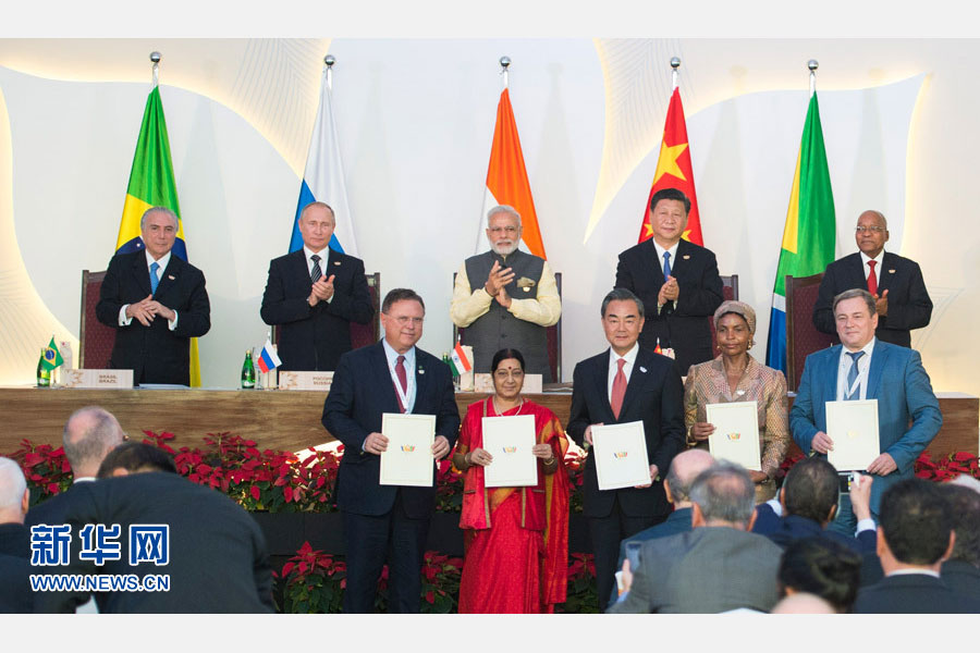 10月16日,金磚國(guó)家領(lǐng)導(dǎo)人第八次會(huì)晤在印度果阿舉行。中國(guó)國(guó)家主席習(xí)近平、印度總理莫迪、南非總統(tǒng)祖馬、巴西總統(tǒng)特梅爾、俄羅斯總統(tǒng)普京出席。這是會(huì)晤結(jié)束后,5國(guó)領(lǐng)導(dǎo)人共同見(jiàn)證合作文件的簽署,并出席聯(lián)合記者會(huì)。新華社記者謝環(huán)馳攝 10月16日,金磚國(guó)家領(lǐng)導(dǎo)人第八次會(huì)晤在印度果阿舉行。中國(guó)國(guó)家主席習(xí)近平、印度總理莫迪、南非總統(tǒng)祖馬、巴西總統(tǒng)特梅爾、俄羅斯總統(tǒng)普京出席。這是會(huì)晤結(jié)束后,5國(guó)領(lǐng)導(dǎo)人共同見(jiàn)證合作文件的簽署,并出席聯(lián)合記者會(huì)。新華社記者謝環(huán)馳攝