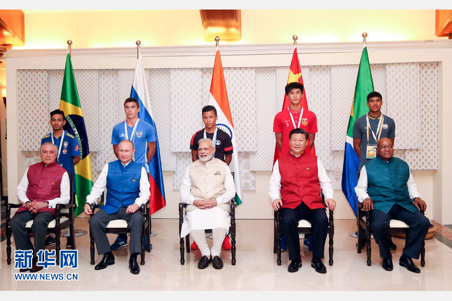 10月15日,國(guó)家主席習(xí)近平與印度總理莫迪、南非總統(tǒng)祖馬、巴西總統(tǒng)特梅爾、俄羅斯總統(tǒng)普京在印度果阿同參加金磚國(guó)家17歲以下少年足球賽的各國(guó)代表隊(duì)隊(duì)長(zhǎng)合影。新華社記者姚大偉攝 10月15日,國(guó)家主席習(xí)近平與印度總理莫迪、南非總統(tǒng)祖馬、巴西總統(tǒng)特梅爾、俄羅斯總統(tǒng)普京在印度果阿同參加金磚國(guó)家17歲以下少年足球賽的各國(guó)代表隊(duì)隊(duì)長(zhǎng)合影。新華社記者姚大偉攝