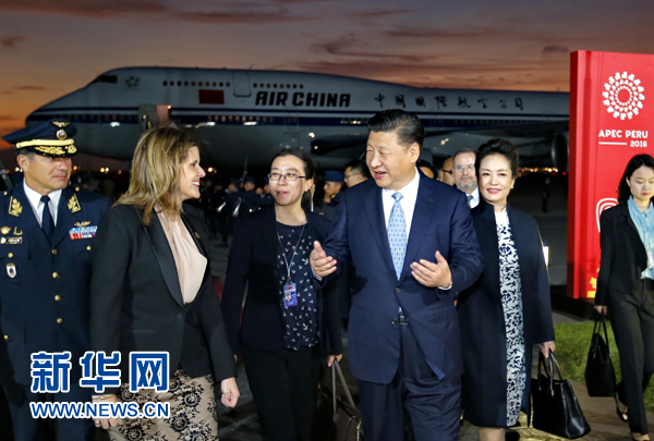 當地時間11月18日，國家主席習近平抵達利馬，出席亞太經合組織第二十四次領導人非正式會議并對秘魯共和國進行國事訪問。習近平和夫人彭麗媛受到秘魯副總統阿勞斯等熱情迎接。新華社記者 鞠鵬 攝