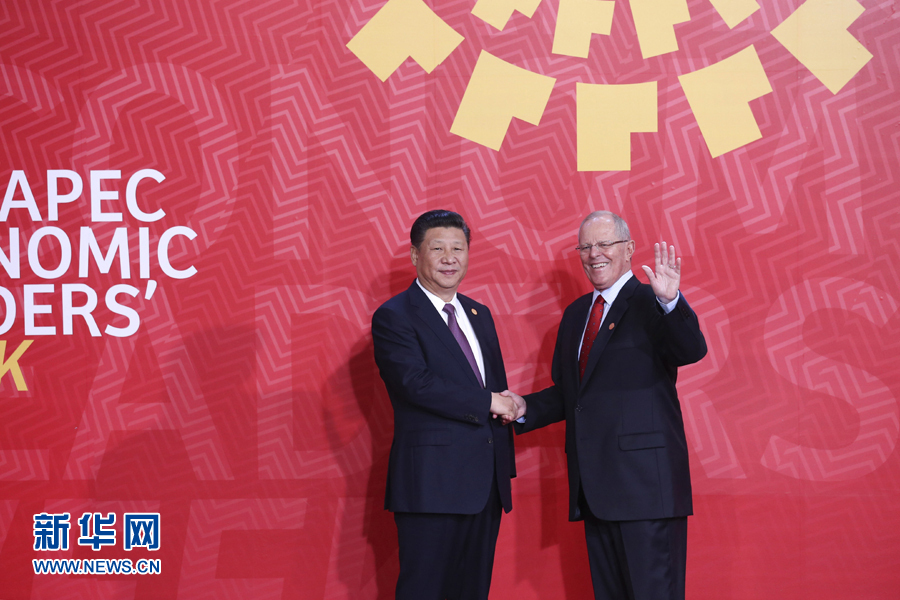 11月20日，亞太經(jīng)合組織第二十四次領(lǐng)導(dǎo)人非正式會議在秘魯利馬舉行。國家主席習(xí)近平出席并發(fā)表題為《面向未來開拓進取促進亞太發(fā)展繁榮》的重要講話。這是會議開始前，習(xí)近平受到秘魯總統(tǒng)庫琴斯基的熱情迎接。 新華社記者 龐興雷 攝