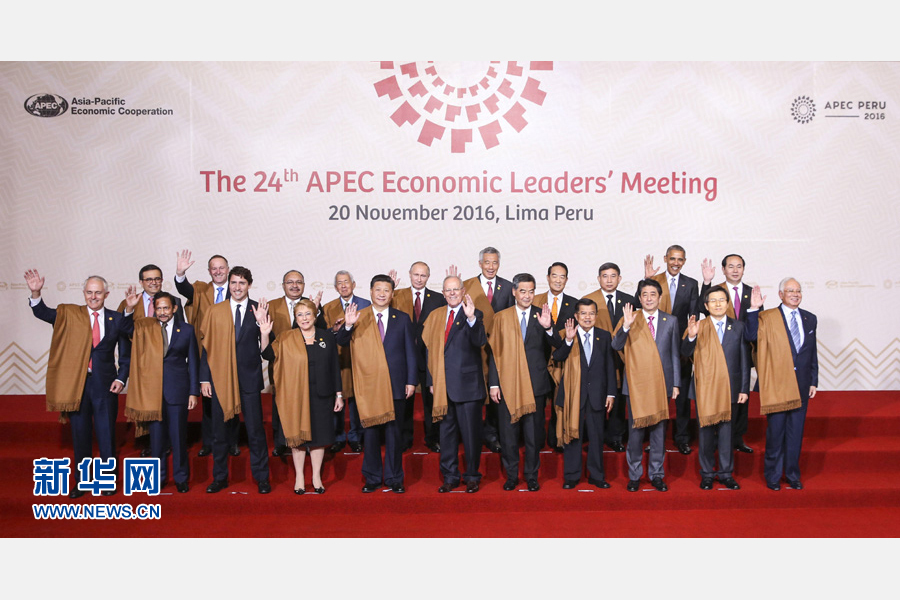 11月20日，亞太經(jīng)合組織第二十四次領(lǐng)導(dǎo)人非正式會議在秘魯利馬舉行。國家主席習(xí)近平出席并發(fā)表題為《面向未來開拓進取促進亞太發(fā)展繁榮》的重要講話。這是會議期間，國家主席習(xí)近平同其他亞太經(jīng)合組織成員經(jīng)濟體領(lǐng)導(dǎo)人、代表合影。 新華社記者 丁林 攝