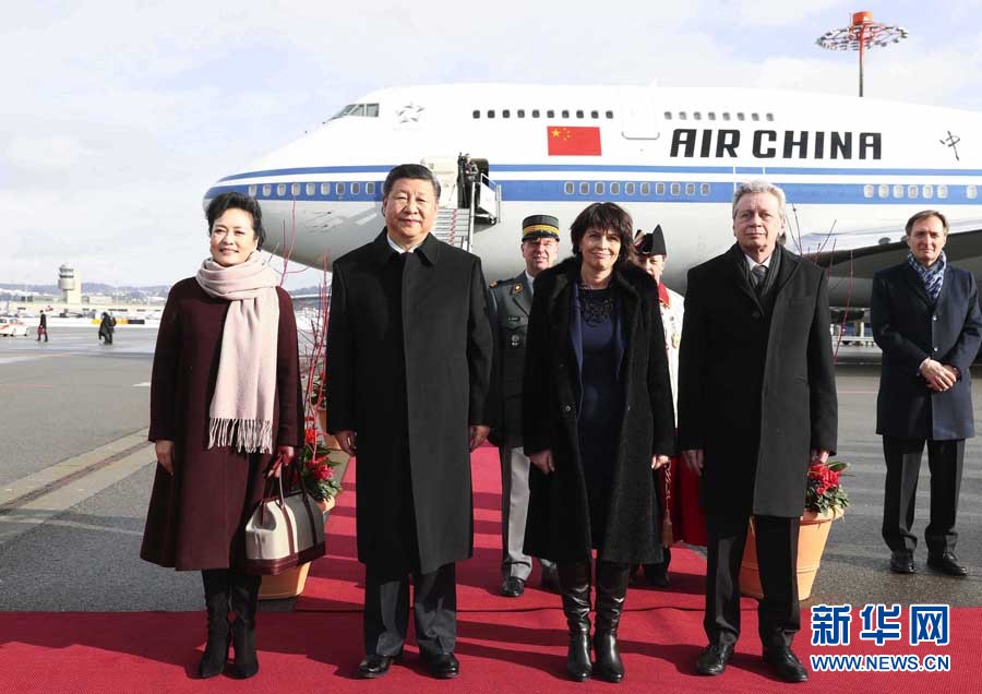 1月15日，國家主席習(xí)近平乘專機抵達蘇黎世，開始對瑞士聯(lián)邦進行國事訪問。這是瑞士聯(lián)邦主席洛伊特哈德在機場為習(xí)近平和夫人彭麗媛舉行隆重歡迎儀式。 新華社記者 蘭紅光 攝