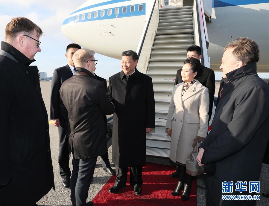 4月4日，國家主席習(xí)近平乘專機抵達(dá)赫爾辛基，開始對芬蘭共和國進行國事訪問。這是芬蘭政府代表、農(nóng)業(yè)與環(huán)境部長蒂利凱寧等在舷梯旁熱情迎接習(xí)近平和夫人彭麗媛。新華社記者 蘭紅光 攝 