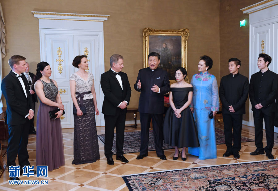 當地時間4月5日晚,國家主席習近平和芬蘭總統尼尼斯托在赫爾辛基共同會見剛剛參加完2017年世界花樣滑冰錦標賽的中芬兩國冰雪運動員代表。習近平夫人彭麗媛和尼尼斯托夫人豪吉歐參加會見。新華社記者 饒愛民 攝 當地時間4月5日晚,國家主席習近平和芬蘭總統尼尼斯托在赫爾辛基共同會見剛剛參加完2017年世界花樣滑冰錦標賽的中芬兩國冰雪運動員代表。習近平夫人彭麗媛和尼尼斯托夫人豪吉歐參加會見。新華社記者 饒愛民 攝