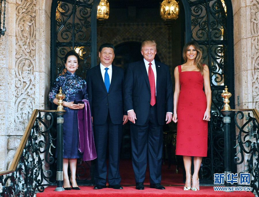 當(dāng)?shù)貢r(shí)間4月6日,國(guó)家主席習(xí)近平在美國(guó)佛羅里達(dá)州海湖莊園同美國(guó)總統(tǒng)特朗普舉行中美元首會(huì)晤。這是習(xí)近平和夫人彭麗媛同特朗普和夫人梅拉尼婭合影留念。新華社記者 饒愛(ài)民 攝 當(dāng)?shù)貢r(shí)間4月6日,國(guó)家主席習(xí)近平在美國(guó)佛羅里達(dá)州海湖莊園同美國(guó)總統(tǒng)特朗普舉行中美元首會(huì)晤。這是習(xí)近平和夫人彭麗媛同特朗普和夫人梅拉尼婭合影留念。新華社記者 饒愛(ài)民 攝