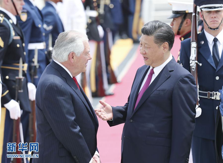 4月6日，國家主席習近平乘專機抵達美國佛羅里達州，將在海湖莊園同美國總統(tǒng)特朗普舉行中美元首會晤。習近平和夫人彭麗媛受到美國國務卿蒂勒森夫婦等熱情迎接。新華社記者 丁林 攝 